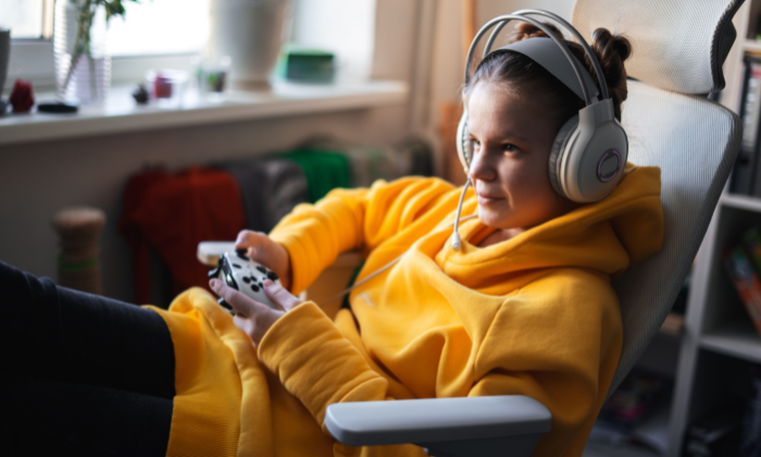 Gaming gehört heute zum Alltag vieler Kinder und Jugendlicher – wichtig ist, dass Eltern mit ihnen im Gespräch bleiben und altersgerechte Spiele begleiten. © Aboltin/Adobe Stock